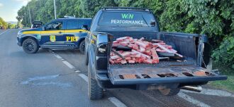 Droga era transportava na carroceria da caminhonete - Foto PRF