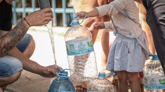 Corsan está disponibilizando caminhões-pipa para amenizar problemas com o desabastecimento - Foto Roberto Sanderi