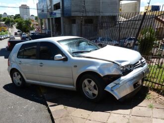 Grade foi danificada pelo impacto do veículo