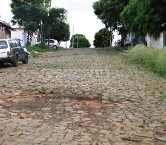 Veículos têm dificuldade de transitar pelo trecho