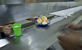 Pregões para compra de pão e leite a presídios são regionais e beneficiam micro e pequenas empresas