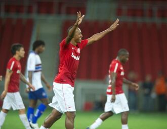 Fabrício entrou para a história ao marcar o primeiro gol na reestreia do Beira - Ro