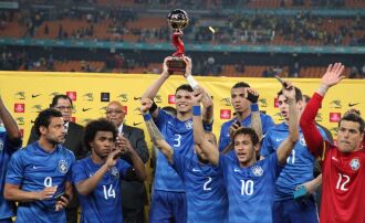 Capitão Thiago Silva com a taça