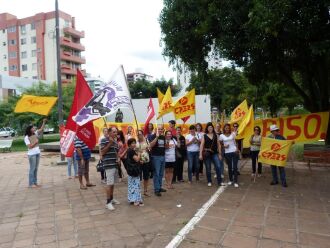 Professores estão mobilizados em frente a Escola Fagundes dos Reis