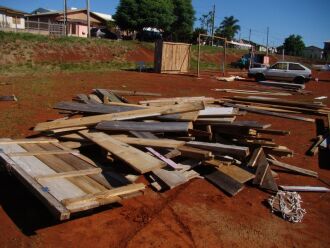 Moradores trabalharam durante o final de semana na ocupação de uma nova área no Bairro Leonardo Ilha