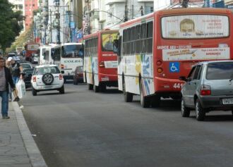 Categoria analisa paralisação na terça-feira de manhã, antes do horário de saída dos primeiros carros para as linhas.