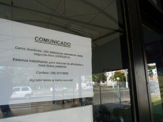 Na porta do hemocentro, aviso aos doadores