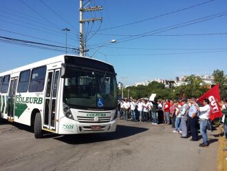 Funcionários que não fizeram greve foram vaiados ao saírem da empresa