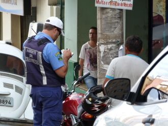 Agentes fiscalizaram motocicletas na Rua General Canabarro