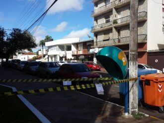 Populares isolaram e identificaram o local onde o enxame se fixou Mesmo sendo pequeno, enxame preocupou quem trabalha e reside nas proximidades devido ao local estar próximo a uma escola e a Imed