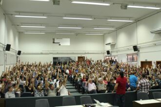 Servidores lotaram a Câmara de Vereadores para analisar a proposta.