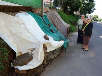 Lonas e pedras foram colocadas no barranco por moradores para evitar mais desmoronamentos na Avenida Sete de Setembro, na vila Rodrigues