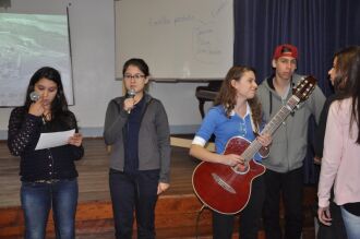 Alunos do 2ª ano do Ensino Médio abriram o seminário na manhã de ontem