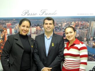 Patussi com a coordenadora de Educação no Trânsito de Passo Fundo, Raquel Rubio e a professora Natalia Tussi, aderindo ao Maio Amarelo