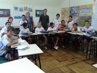 O atletas tiveram aulas de francês na UPF Idiomas, ministradas pelos professores Francisco e Rosane.