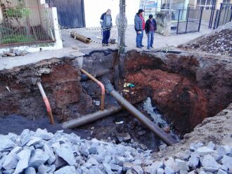 Obras estão sendo feitas desde o início da semana na rua Independência para consertar a rede de esgoto