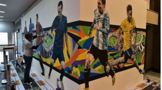 Paulo Consentino: mural com Cristiano Ronaldo, Mario Balotelli, Andrés Iniesta, Franck Ribéry, Lionel Messi e Neymar.