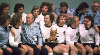 Alemanha em 1974: Franz Beckenbauer com a Taça