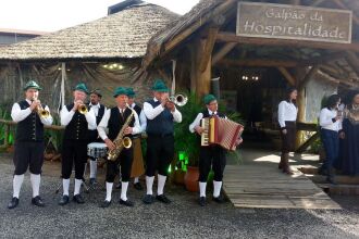 Banda típica alemã de Nova Petrópolis promoveu a cultura germânica e da serra gaúcha na capital, durante a Copa