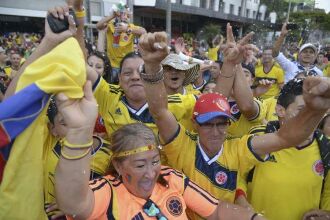 Na cidade de Medelín, os colombianos também fizeram muita festa após o jogo contra o Uruguai