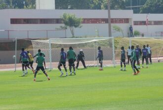 Nigerianos treinam no CT dos Bombeiros, em Brasília: para preservar o gramado do Mané Garrincha as duas equipes não puderam treinar no estádio