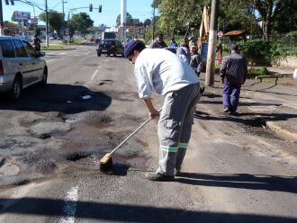 Equipes da Secretaria de Obras realizam a recuperação da Avenida Brasil