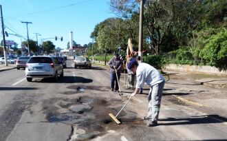 Equipes da Secretaria de Obras realizam a recuperação da Avenida Brasil