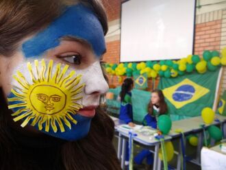 Feira da Copa das Nações da Escola Municipal Senador Pasqualini apresentou informações sobre os 32 países que participam da Copa do Mundo