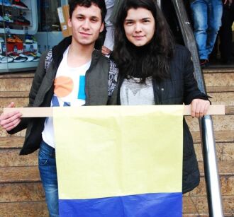 José Guilherme Goulart e Vanessa Remolina Giraldo com a bandeira da Colômbia