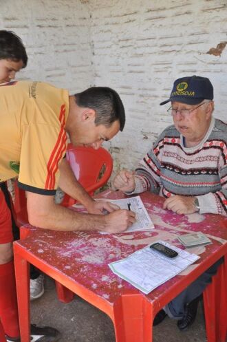 Há 10 anos, o lateral Antônio Lussi percorre os 30 quilômetros entre Marau e Passo Fundo para disputar o amador