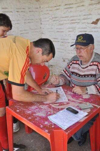 Após rodar por vários clubes da primeira divisão do futebol brasileiro, o atacante Felipe disputa pela primeira vez o amador de Passo Fundo