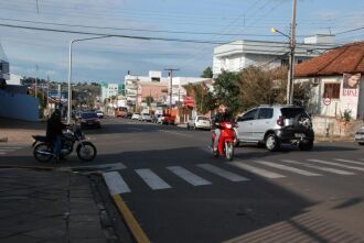 Motoristas que trafegam na rua Aspirante Jenner (sentido São Cristóvão/Petrópolis) tem preferência no cruzamento