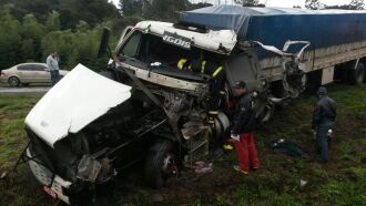 Motorista de um dos caminhões ficou preso às ferragens e foi socorrido