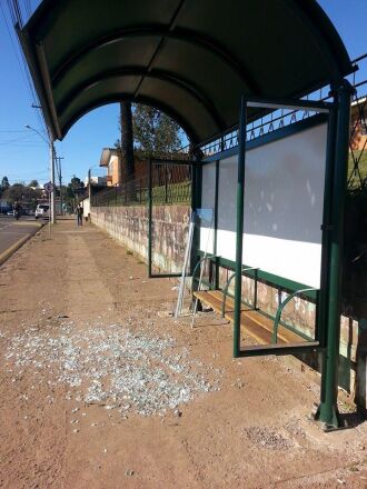 Vandalismo em abrigos de ônibus provocam prejuízo de aproximadamente R$ 3 mil