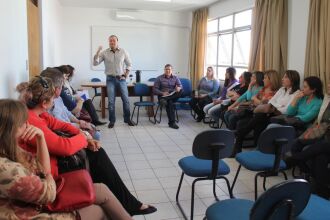 Reunião com 22 diretores de escolas municipais aconteceu nesta segunda-feira na sede do Simpasso.