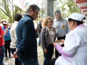 Abgail conversou com a população durante a caminhada pelo centro da cidade.