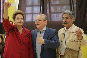 Tarso Genro e Olívio acompanharam o voto da candidata Dilma