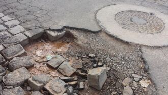 No mesmo bairro, moradores reclamam de outro buraco, localizado na Rua Jerônimo Annes.