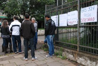 Grupo de entidades fez protesto em frente à Sede da Superintendência do Daer em Passo Fundo