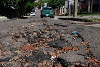 Problemas na tubulação formou crateras