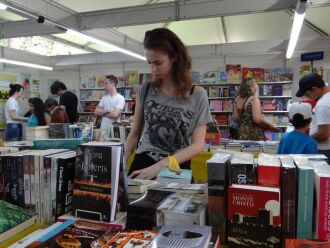 Público aproveitou o último dia da Feira do Livro para fazer compras