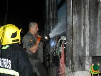 Vizinhos perceberam o fogo e chamaram os Bombeiros