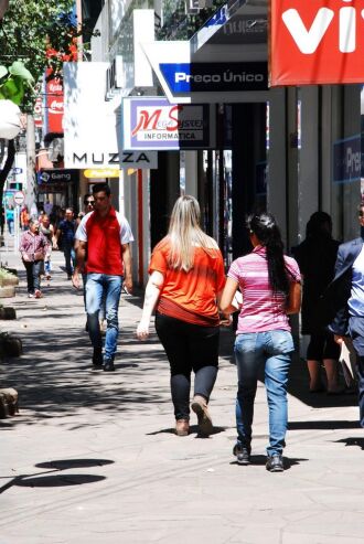 Gastar todo o 13º salário em compras de final de ano pode ser prejudicial tendo em vista os gastos extras comuns no início do ano