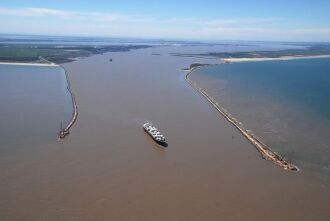 Estudo sobre a Hidrovia Brasil-Uruguai contemplou, no lado brasileiro, as bacias da lagoa Mirim e da lagoa dos Patos, o lago Guaíba, a lagoa do Casamento, os rios Jacuí, Taquari, Caí, Sinos, Gravataí, Camaquã e  Jaguarão