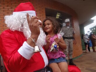 A atividade reuniu cerca de 60 crianças que aguardavam a chegada do Papai Noel