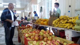 Preços das frutas na Feira do Produtor permanecem abaixo do mercado mesmo com maior procura devido a festas de final de ano