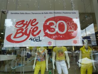 Em algumas lojas as promoções devem seguir até o final do ano e os descontos chegam a 60%.