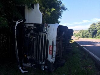 Caminhão tombou às margens da rodovia, para evitar uma colisão