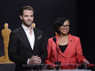 O ator Chris Pine a presidente da Academia de Artes e Ciências Cinematográficas de Hollywood, Cheryl Boone Isaacs, durante o anúncio