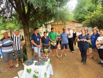 Turistas conheceram o processo de fabricação do suco de uva.